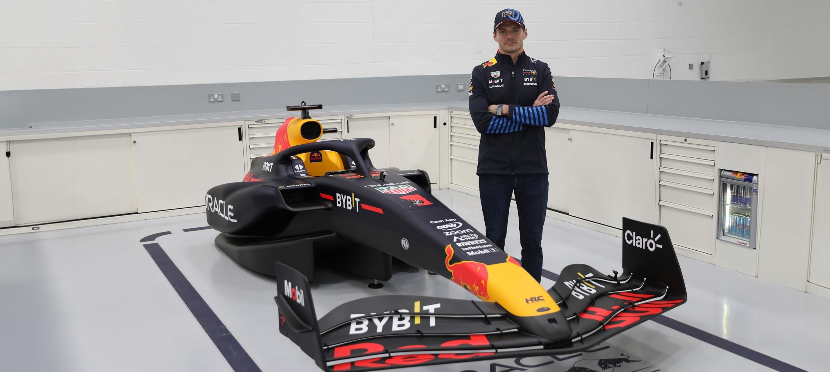 ORACLE RED BULL RACING AND MEMENTO EXCLUSIVES RAISE £100,000 FOR CHARITY WITH SIGNED MAX VERSTAPPEN F1® SIMULATOR