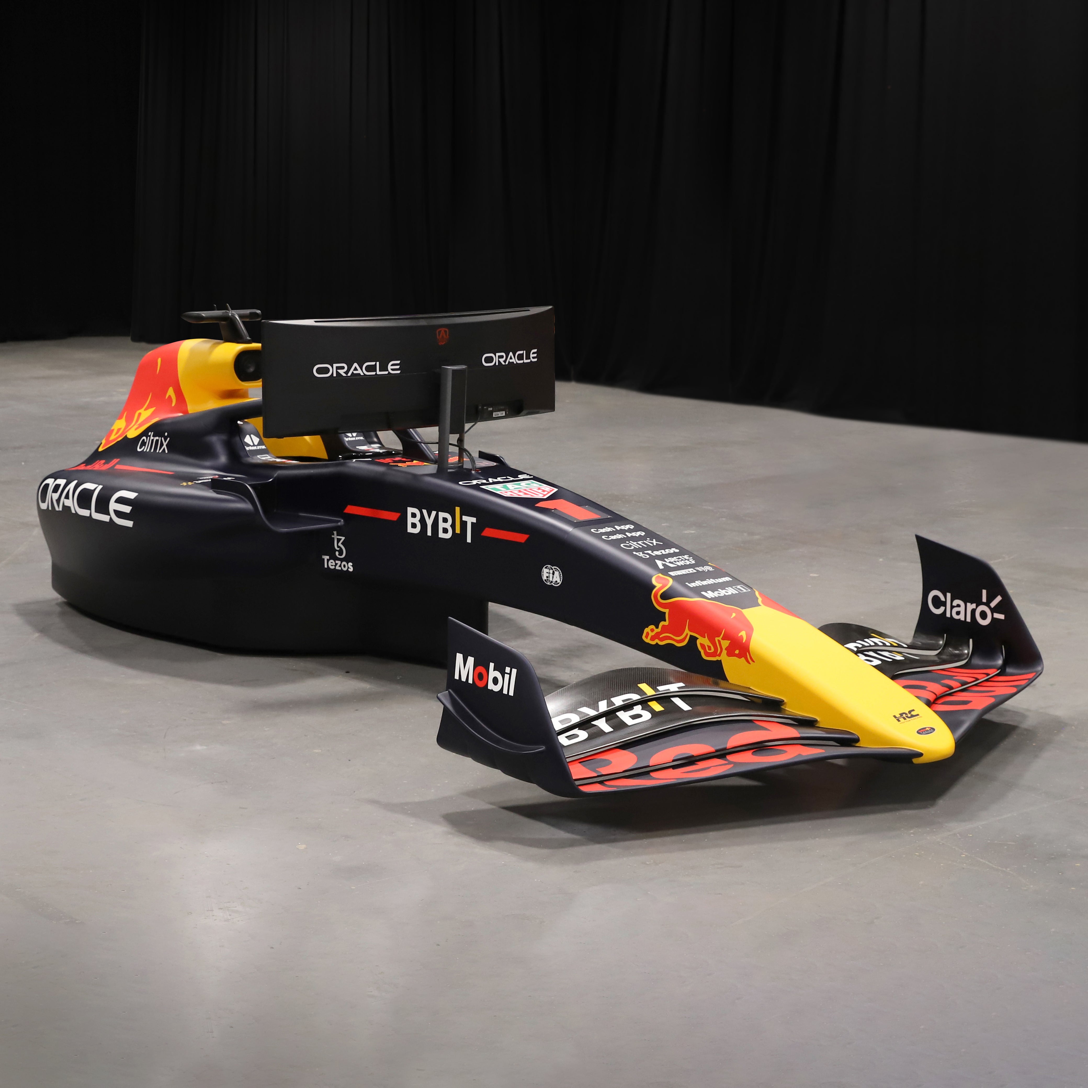 Official 2022 Oracle Red Bull Racing RB18 Show Car Simulator - Championship Edition