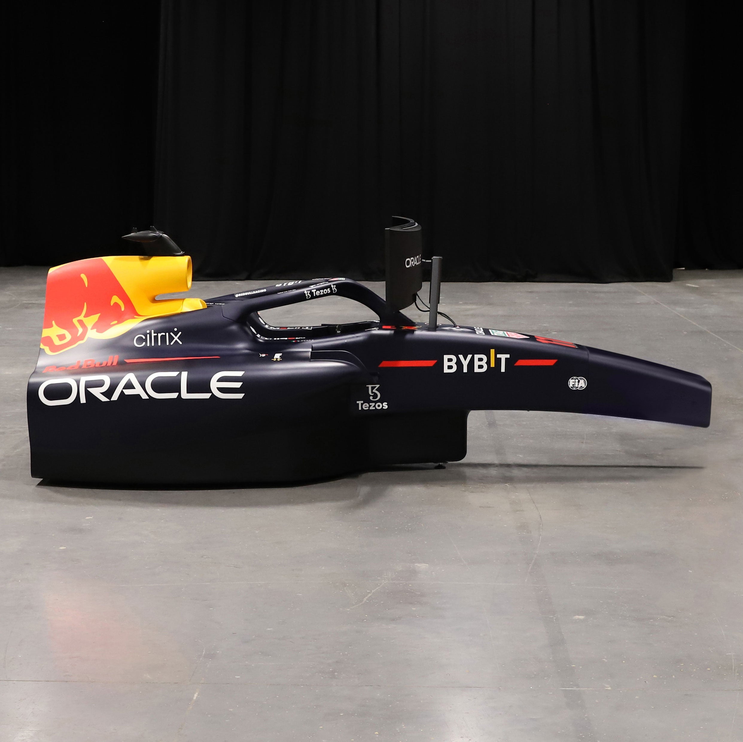 Official 2022 Oracle Red Bull Racing RB18 Show Car Simulator – Race Edition